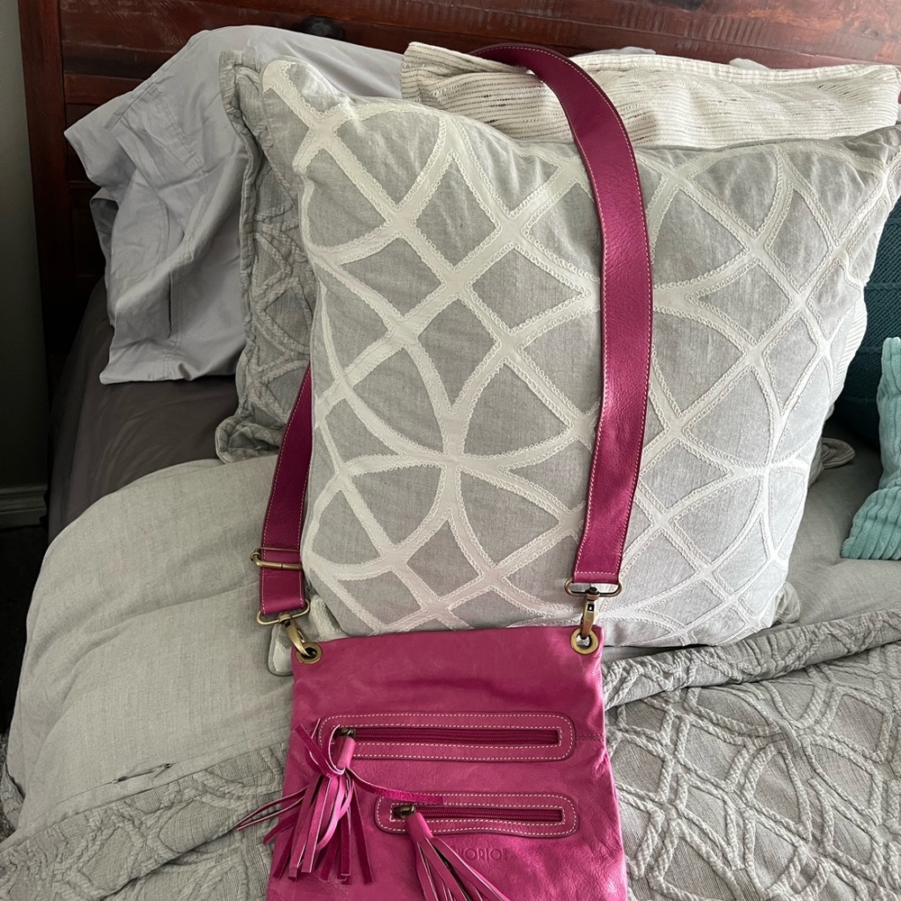Great warm fushia crossbody bag with fringe - Picture 6 of 8